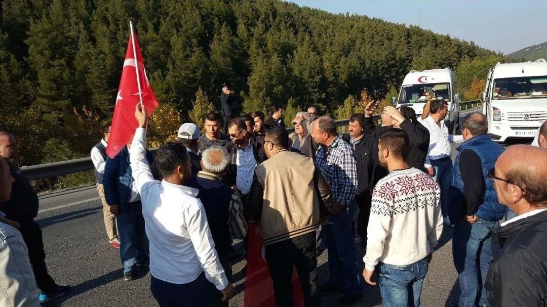 Servis Şof&ouml;rleri Manisa-izmir Yolunu Trafiğe Kapattı