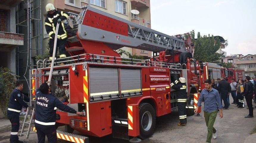4 Katlı Binada &Ccedil;ıkan Yangın Korkuttu
