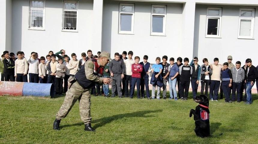 Tokatlı Miniklere Jandarmadan K&ouml;pekli G&ouml;steri