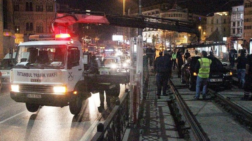 Kadık&ouml;y&rsquo;de Kontrolden &Ccedil;ıkan Otomobil Tramvay Yoluna Girdi, Seferler Aksadı
