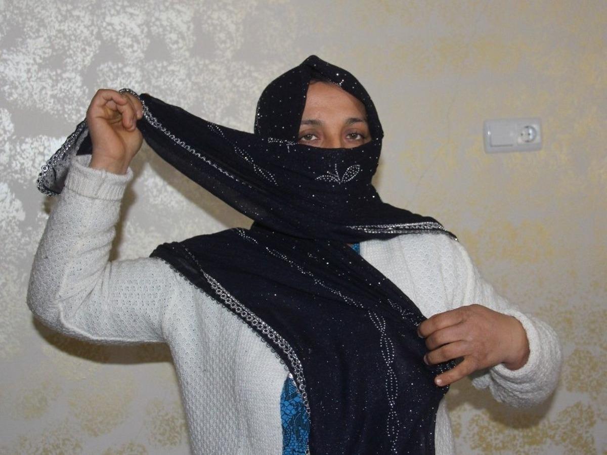 Kadın Kılığına Giren &Uuml;vey Kardeşi Tarafından D&ouml;ner Bı&ccedil;ağıyla Yaralandı