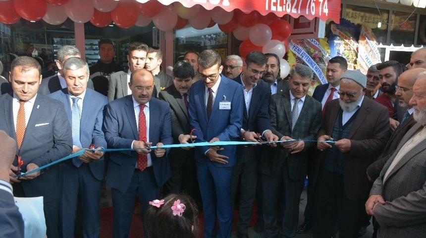 Vali Ustaoğlu, Tatvan&rsquo;da Eczane A&ccedil;ılışına Katıldı