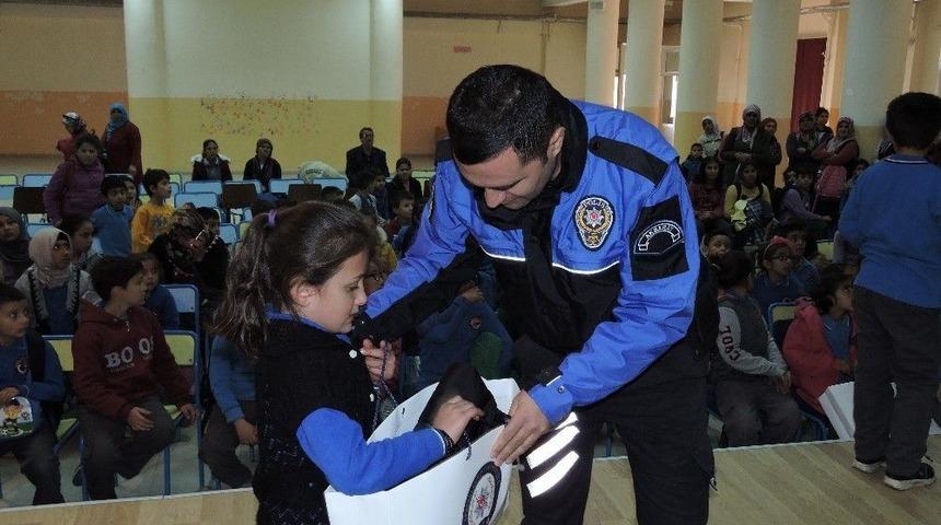 Aksaray Polisinden &Ouml;ğrencilere Kışlık Mont Yardımı