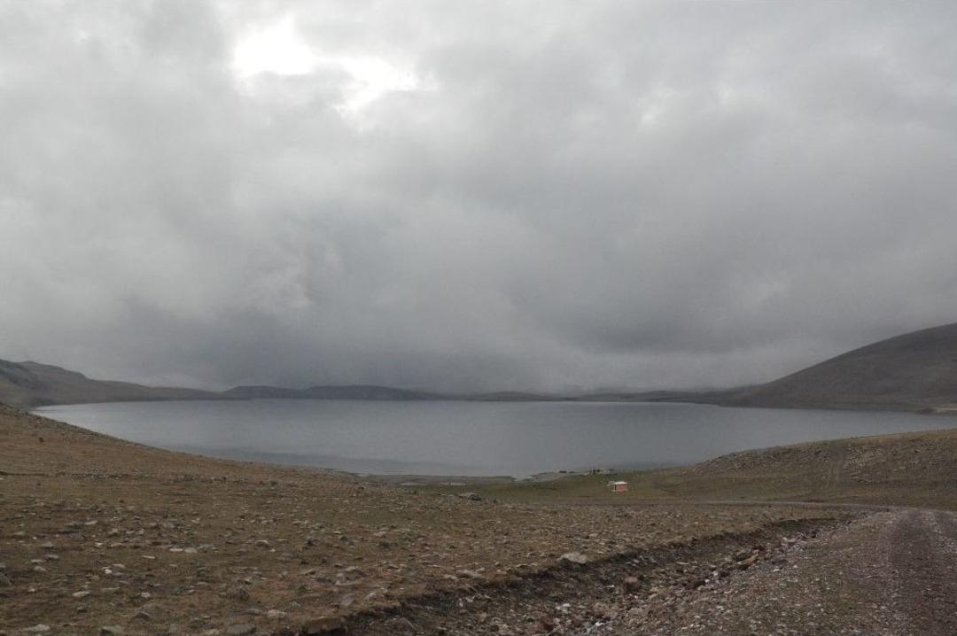 2 Bin 300 Rakımlı G&ouml;lde Balık&ccedil;ılıkla Ge&ccedil;imini Sağlıyor