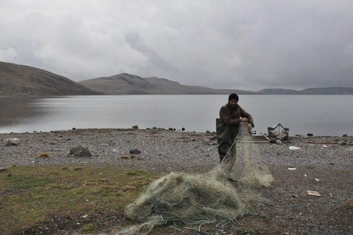 2 Bin 300 Rakımlı Gölde Balıkçılıkla Geçimini Sağlıyor G1