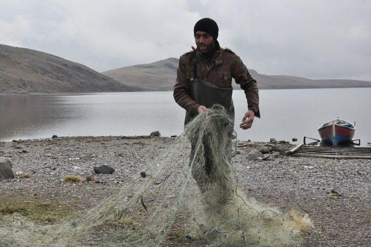 2 Bin 300 Rakımlı Gölde Balıkçılıkla Geçimini Sağlıyor G2