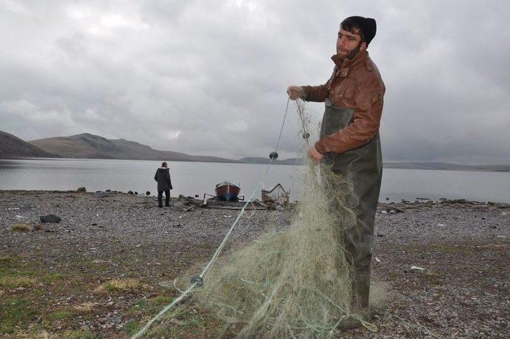 2 Bin 300 Rakımlı Gölde Balıkçılıkla Geçimini Sağlıyor G3