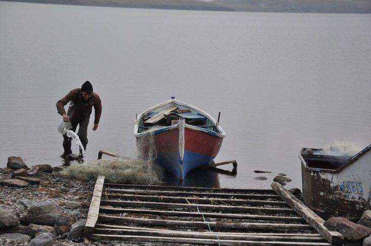 2 Bin 300 Rakımlı Gölde Balıkçılıkla Geçimini Sağlıyor G4