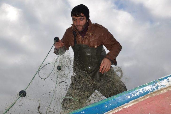 2 Bin 300 Rakımlı Gölde Balıkçılıkla Geçimini Sağlıyor G5