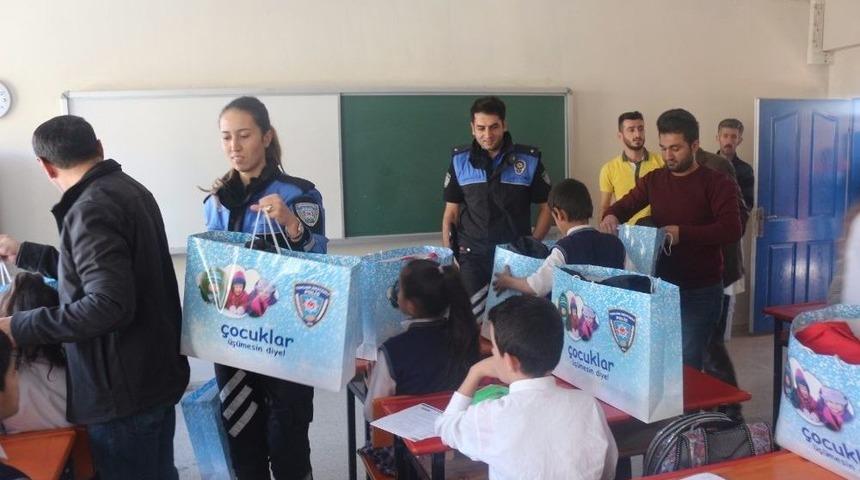 Hakkari Polisi 400 &Ouml;ğrenciye Bot Ve Mont Dağıttı