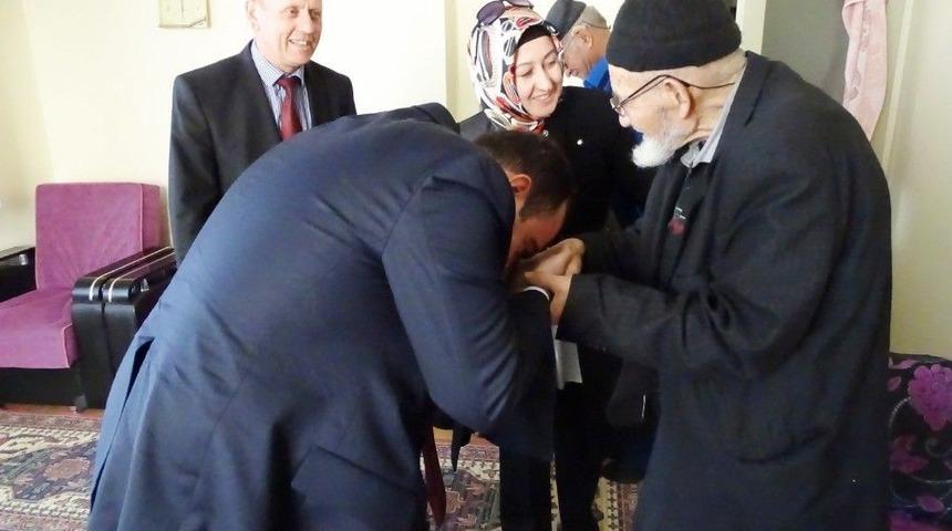 Hisarcık Kaymakamının İlk İcraatı Yaşlı Ziyareti
