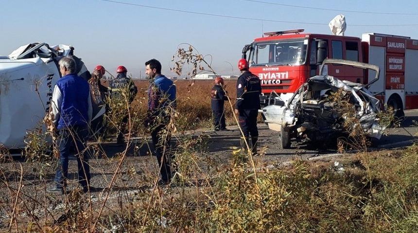 Sera İş&ccedil;ilerini Taşıyan Minib&uuml;s Otomobille &Ccedil;arpıştı: 2 &Ouml;l&uuml;, 18 Yaralı