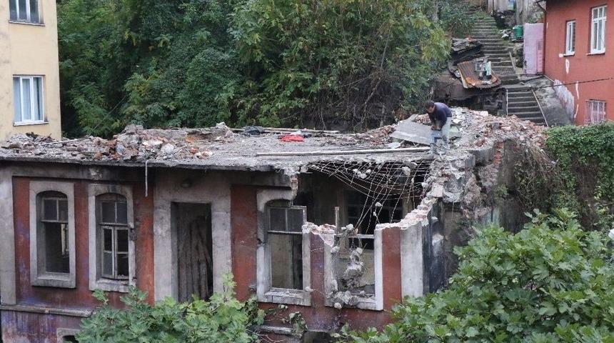 (&ouml;zel Haber) Bina Yıkarken &Ouml;l&uuml;me Meydan Okudu