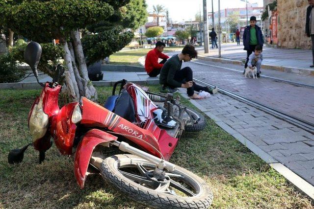 Kaza Yapan Genç İğneden Korkunca Devreye Polis Girdi