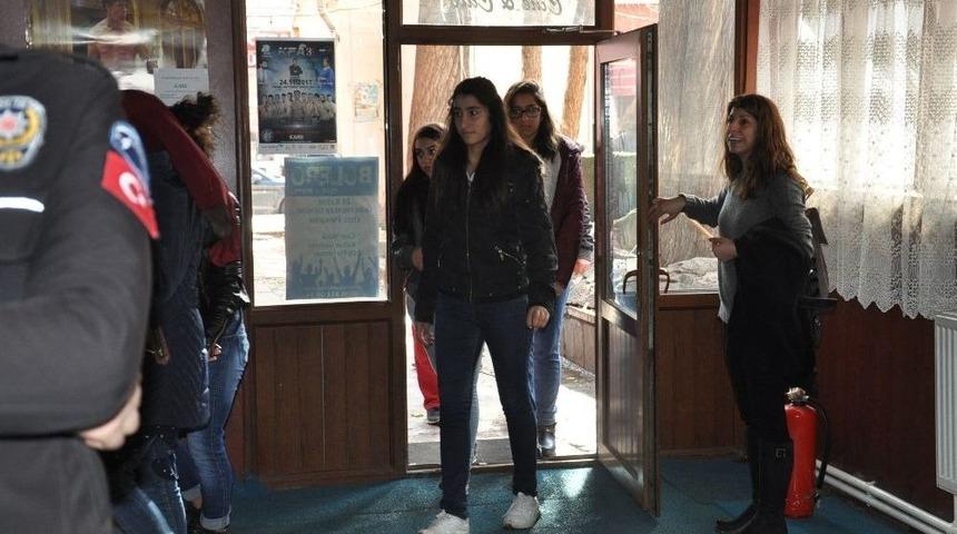 Kars&rsquo;ta, 265 &Ouml;ğrenci &lsquo;ayla&rsquo; Filmiyle Sinemayla Tanıştı