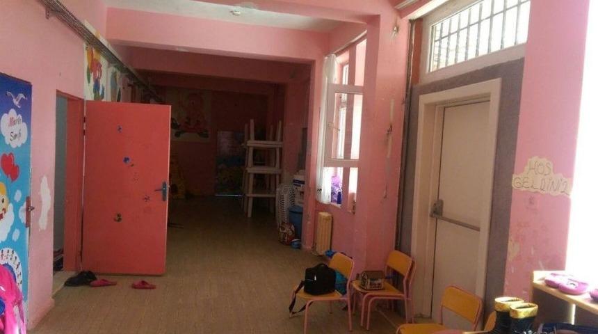 Okulun Tadilatını Yapan Veliye Plaket Verildi