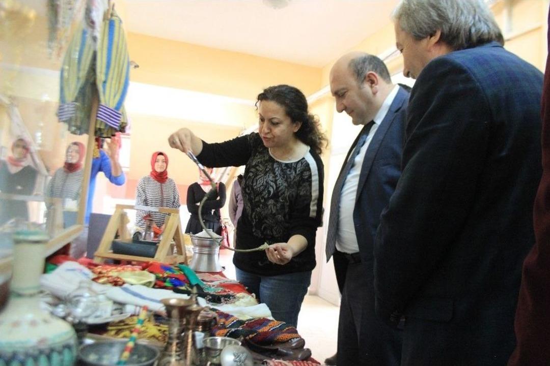 K&uuml;lt&uuml;rel Mirasa Sahip &Ccedil;ıkmak İ&ccedil;in Okullarında Sergi A&ccedil;tılar