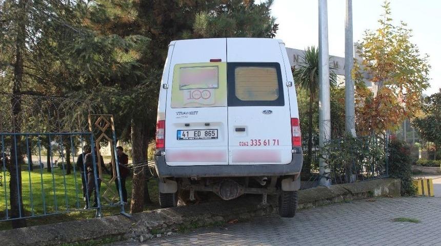 Kaza Yapan Minib&uuml;s Jandarma Bah&ccedil;esine U&ccedil;tu: 1 Yaralı