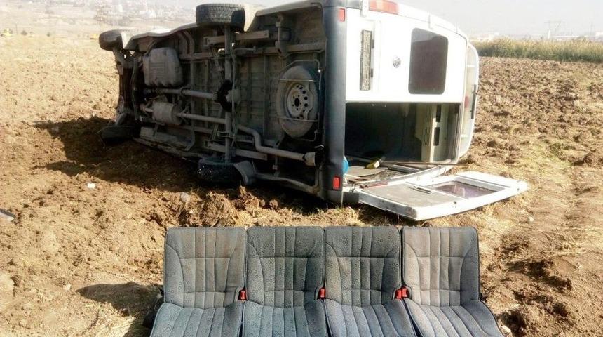 Kahramanmaraş&rsquo;ta Minib&uuml;s Tarlaya U&ccedil;tu: 8 Yaralı