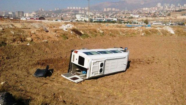 Kahramanmaraş’ta Minibüs Tarlaya Uçtu: 8 Yaralı