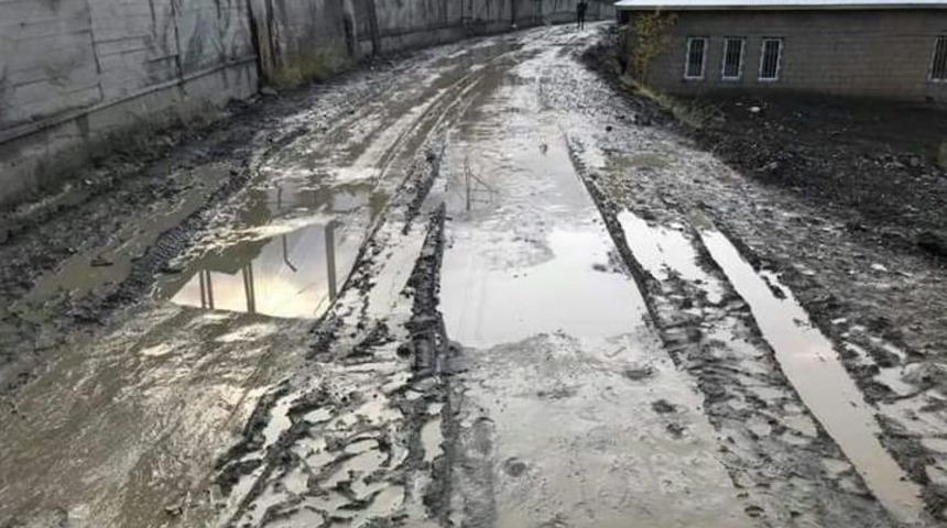 Hakkari&rsquo;de Mahalle Yolları &Ccedil;amurdan Ge&ccedil;ilmiyor