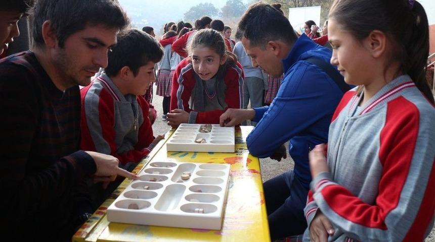 Kula Gen&ccedil;lik Merkezi Kırsal Mahallelerdeki &Ccedil;ocuklarla Buluşuyor