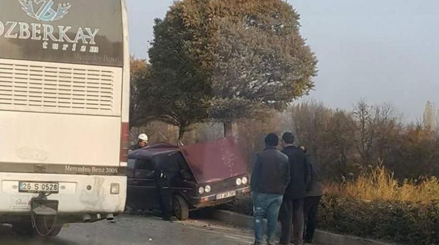 Otob&uuml;s İle Otomobil &Ccedil;arpıştı: 1 Yaralı