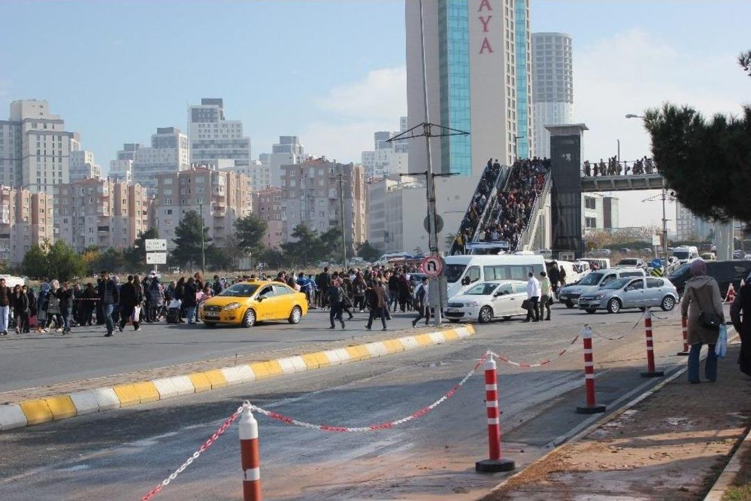(&ouml;zel Haber) İstanbul&rsquo;da Kitap Fuarı İzdihamı