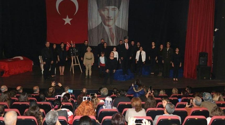 Aydınlı &Ouml;ğrenciler Ata&rsquo;nın Hayatından Kesitler Sundu