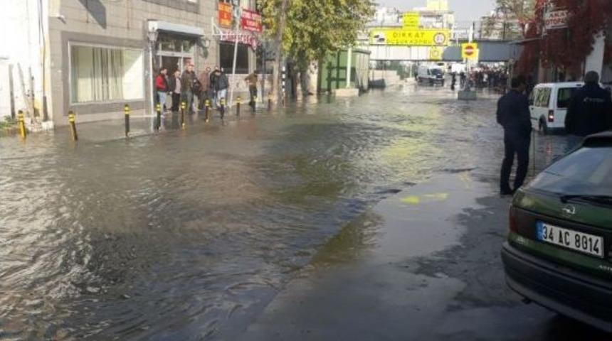 Fatih&rsquo;te Patlayan Su Borusu Caddeyi G&ouml;le &Ccedil;evirdi