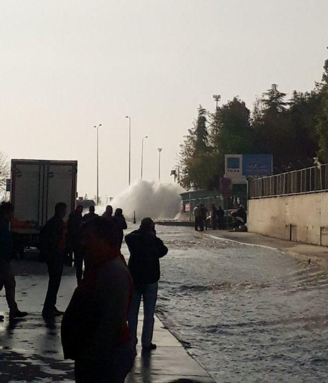 Fatih&rsquo;te Patlayan Su Borusu Caddeyi G&ouml;le &Ccedil;evirdi 1