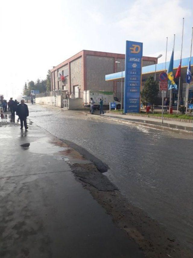 Fatih&rsquo;te Patlayan Su Borusu Caddeyi G&ouml;le &Ccedil;evirdi 2