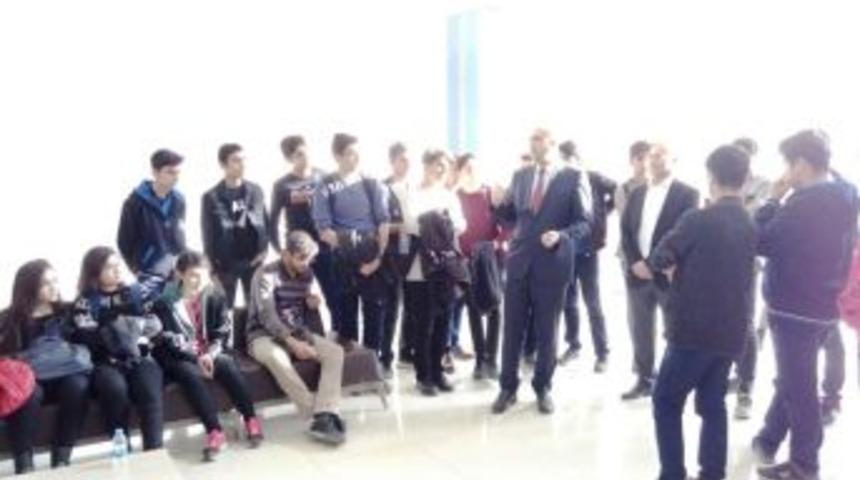 Kolej &Ouml;ğrencileri &Uuml;niversiteyi Tanıyor