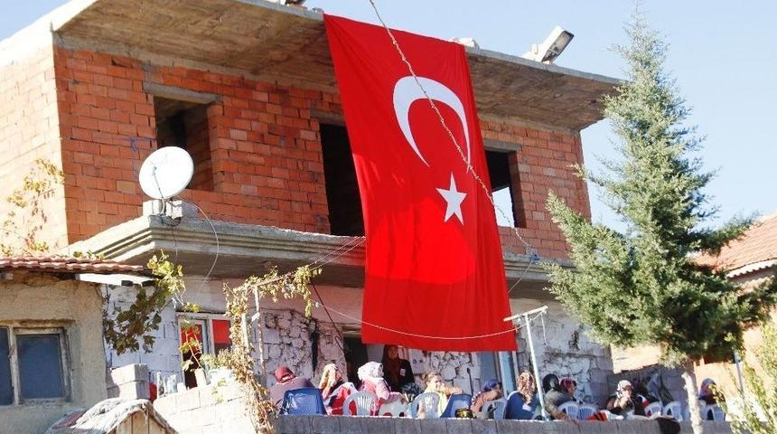 Şehit Evinin &Ouml;n&uuml;ne Dev Bayrak Direği Dikilecek