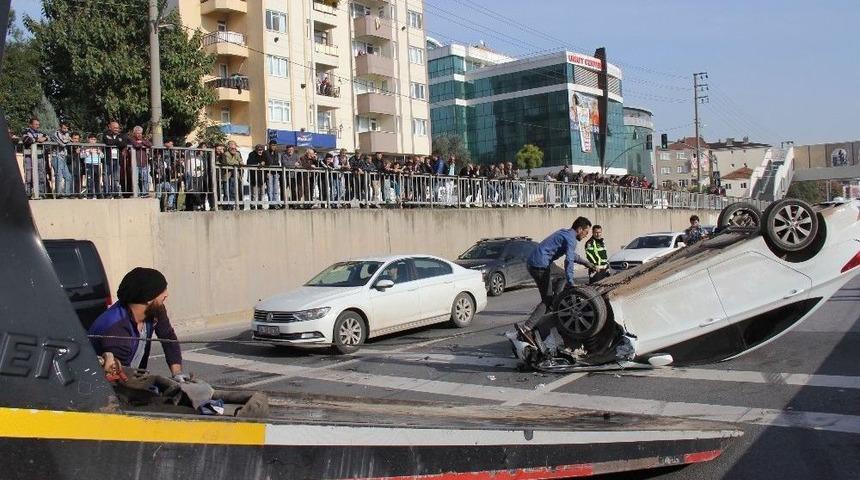 Kaza Yapan Ara&ccedil; Ters D&ouml;nd&uuml;, Meraklılar Yol Kenarını Trib&uuml;n&uuml;ne D&ouml;nd&uuml;rd&uuml;