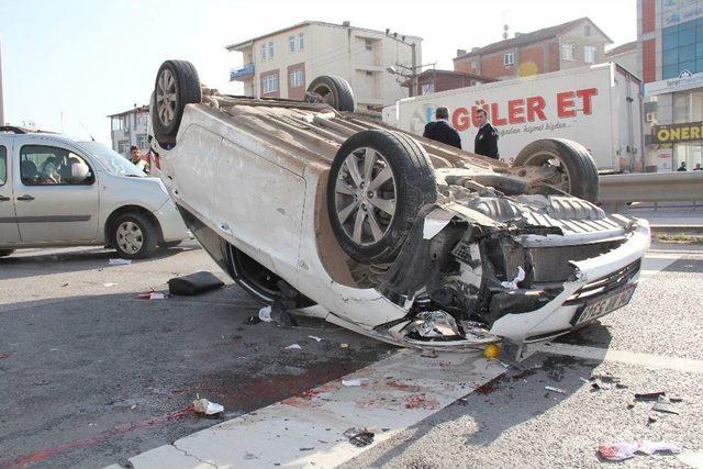 Kaza Yapan Araç Ters Döndü, Meraklılar Yol Kenarını Tribününe Döndürdü