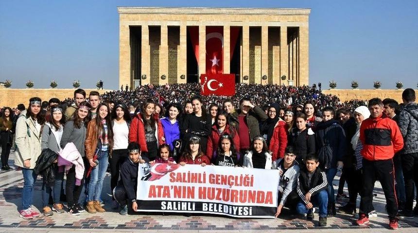 Salihlili Gen&ccedil;ler Anıtkabir&rsquo;i Ziyaret Etti