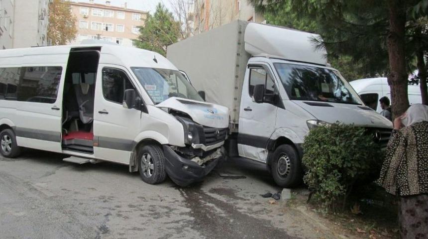 Yabancı Plakalı Kamyonetle Servis Minib&uuml;s&uuml; &Ccedil;arpıştı:1 Yaralı