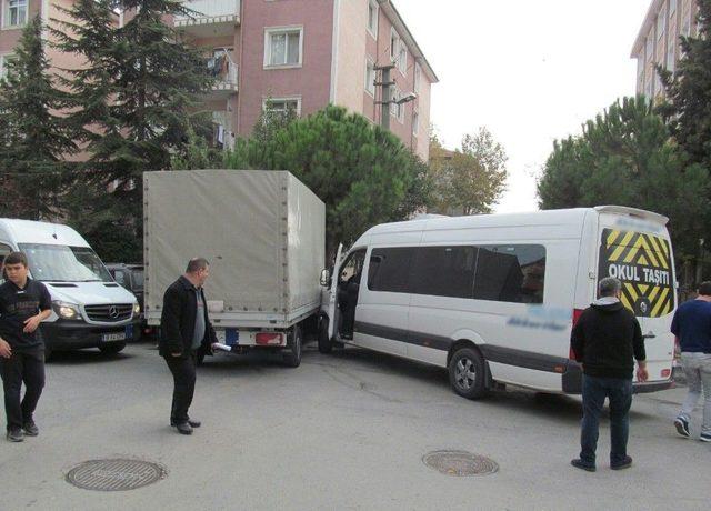 Yabancı Plakalı Kamyonetle Servis Minibüsü Çarpıştı:1 Yaralı 1