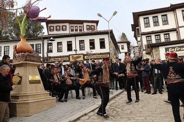 Safranbolu&rsquo;da Safran Bitkisi Heykeli A&ccedil;ıldı 1