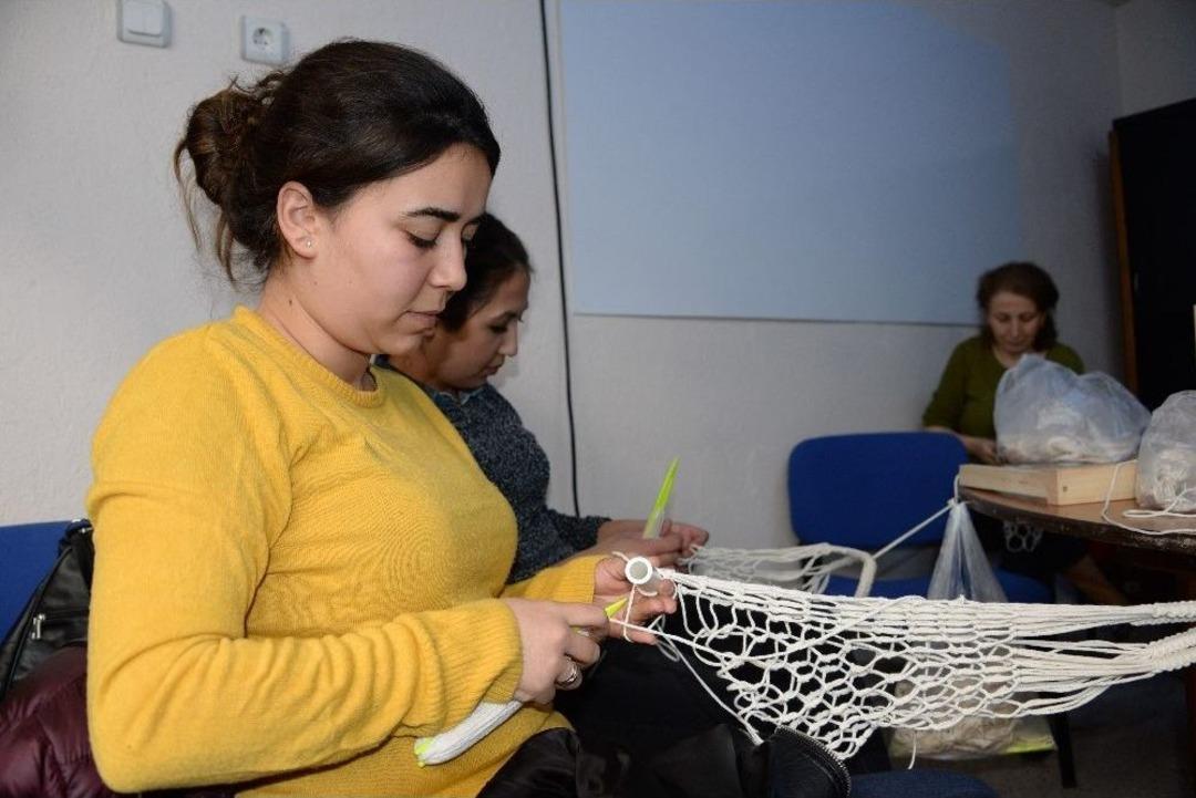 Bergama Kadını Ekmeğini Fileden &Ccedil;ıkarıyor