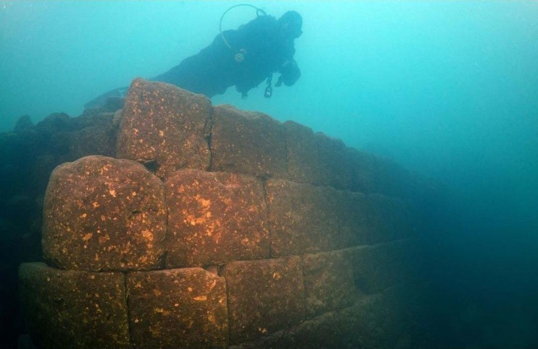 Van G&ouml;l&uuml;&rsquo;nde 3 Bin Yıllık Kale Bulundu