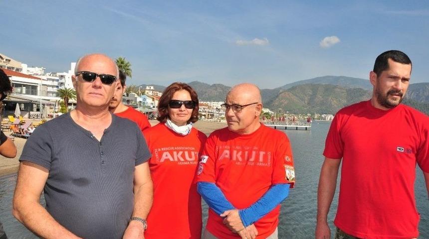 G&ouml;n&uuml;ll&uuml;ler K&ouml;rfezdeki Kirliliğe Dikkat &Ccedil;ektiekti