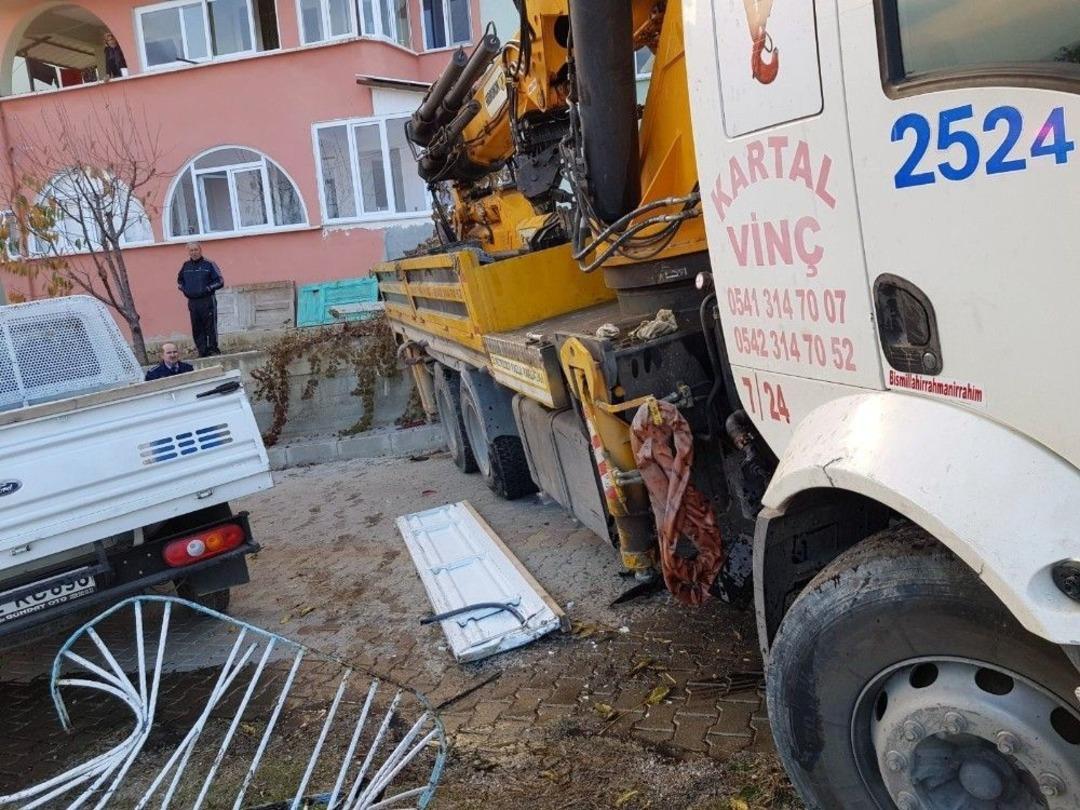 Freni Boşalan Vin&ccedil; &Ouml;nce Kamyonete Ardından Bah&ccedil;e Duvarına &Ccedil;arptı