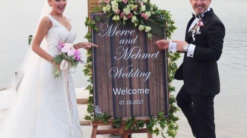 Eşini Evde &Ouml;p, Tartışması U&ccedil;ağı Birbirine Kattı