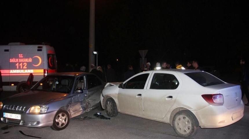 Bolu&rsquo;da İki Otomobil &Ccedil;arpıştı: 2 Yaralı