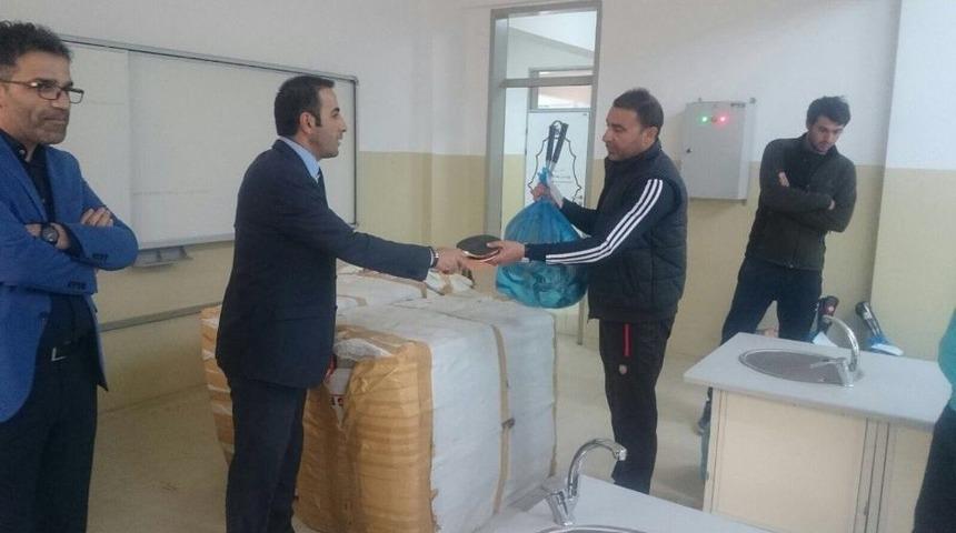 62 Okula Spor Malzemesi Desteği