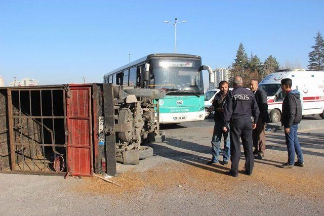 Zincirleme Kazada Kamyonet Yan Yattı 1