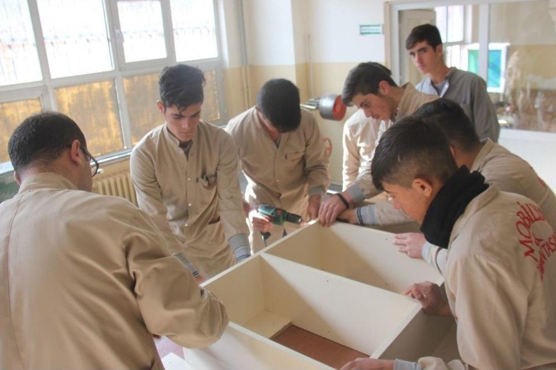 İş&ccedil;i &Ouml;ğrenciler, Okula 300 Bin Lira Kazandırdı