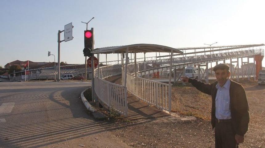 Şarkışlalılar 200 Metre Uzunluğundaki Yaya &Uuml;st Ge&ccedil;idi Yerine Alt Ge&ccedil;it Yapılmasını İstiyor